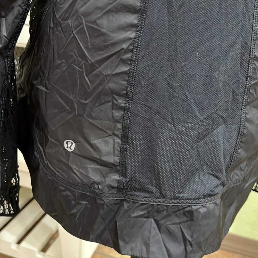 🔴🔴🔴🔴🔴. SOLD 🔴🔴🔴🔴🔴🔴rare lululemon jacket Lightweight - Picture 11 of 17